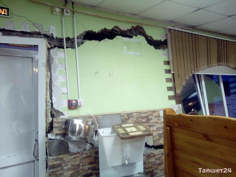 Нетрезвый шофёр на «КамАЗе» врезался в кафе в Иркутской области